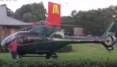 Người đàn ông lái trực thăng đi mua đồ ăn nhanh 