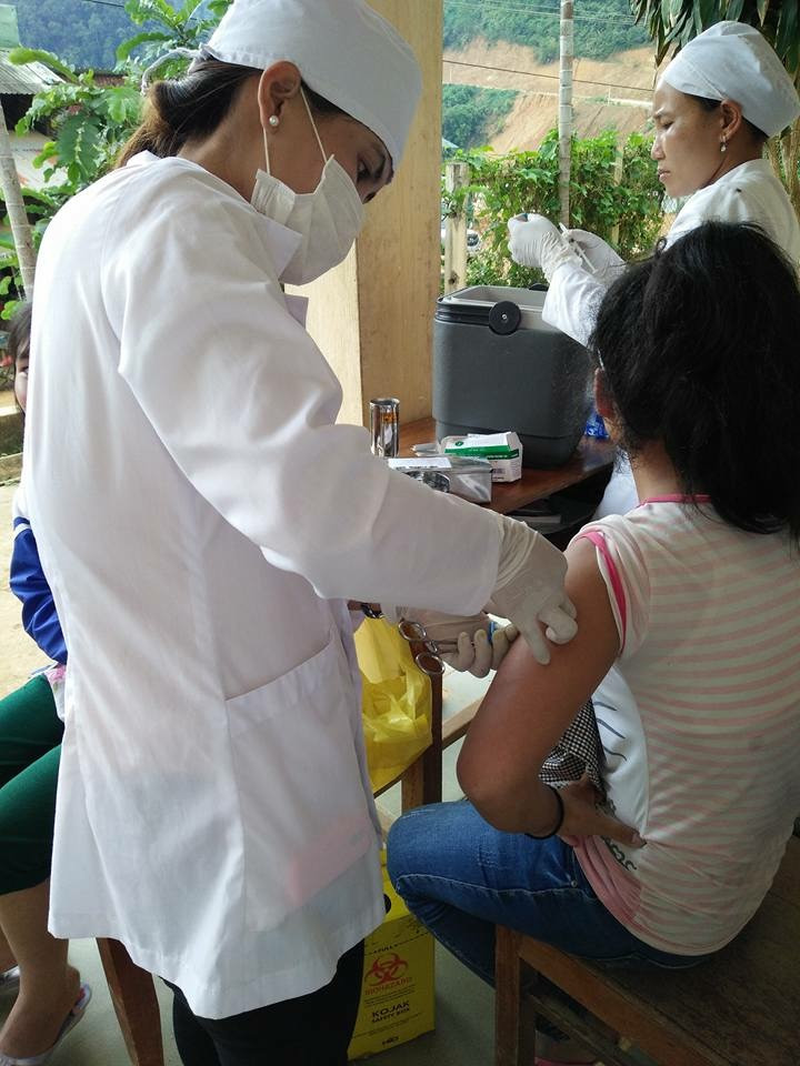 Ngành Y tế địa phương đang nỗ lực phối hợp với y tế thôn bản rà soát để tiêm phòng dịch bệnh cho người dân, con em học sinh.