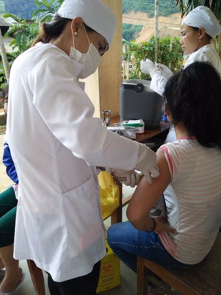 Ngành Y tế địa phương đang nỗ lực phối hợp với y tế thôn bản rà soát để tiêm phòng dịch bệnh cho người dân, con em học sinh.