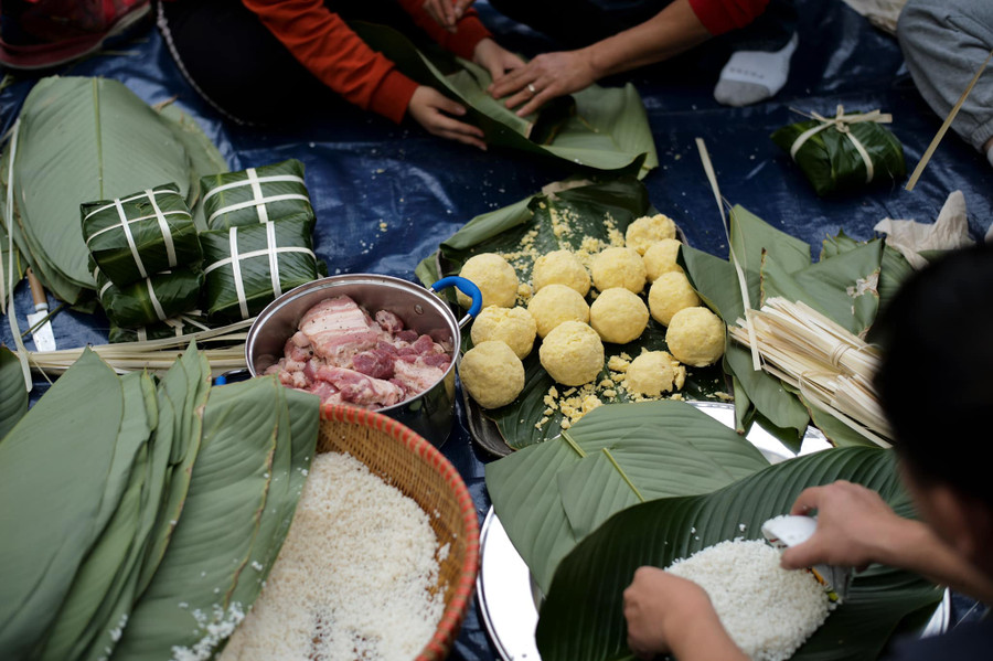 Từng chiếc bánh chưng luôn chan chứa tình cảm yêu thương của thầy trò, phụ huynh nhà trường tới trẻ vùng cao và những mảnh đời còn khó khăn.