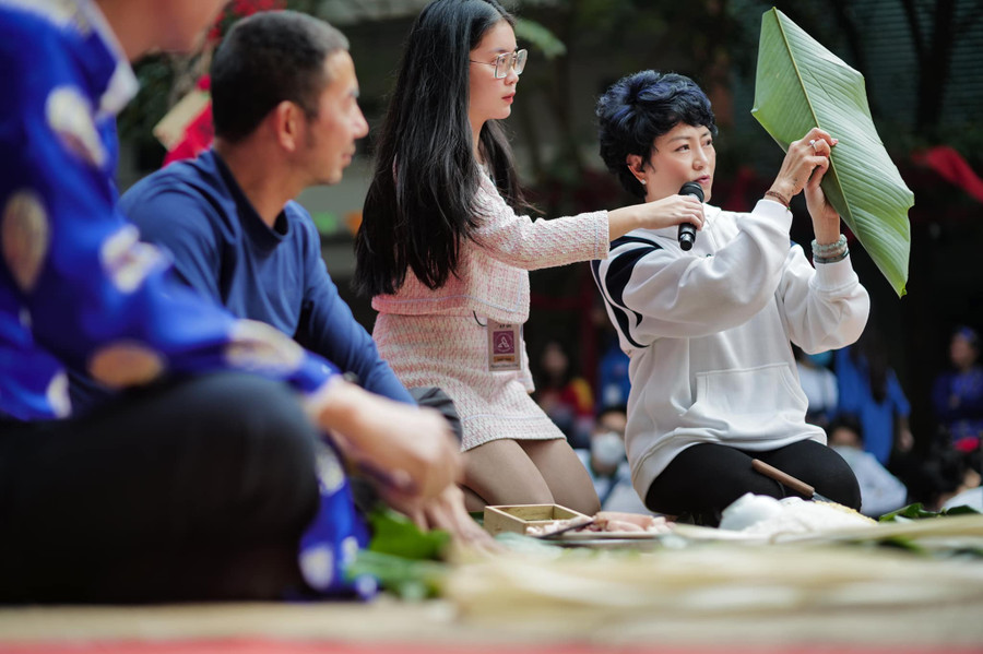 Cô Văn Thùy Dương - Phó Hiệu trưởng nhà trường trực tiếp hướng dẫn và gói bánh chưng cùng học sinh tại ngày hội.