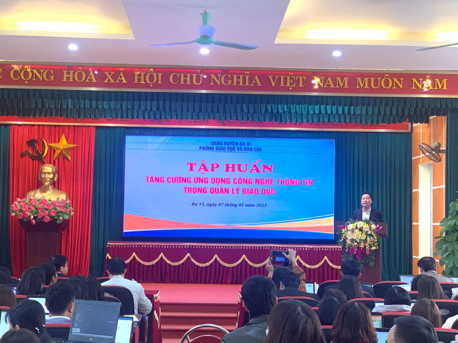 Trưởng Phòng GD&ĐT Ba Đình Lê Đức Thuận trao đổi ý kiến tại buổi tập huấn. Trưởng Phòng GD&ĐT Ba Đình Lê Đức Thuận trao đổi ý kiến tại buổi tập huấn.