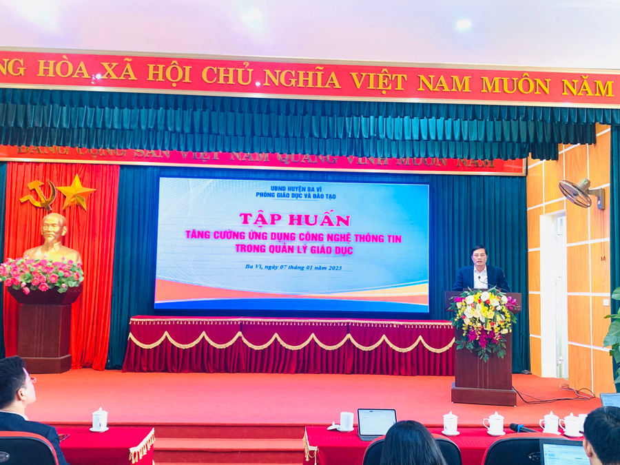 Trưởng Phòng GD&ĐT Ba Vì Phùng Ngọc Oanh phát biểu tại hội nghị. 