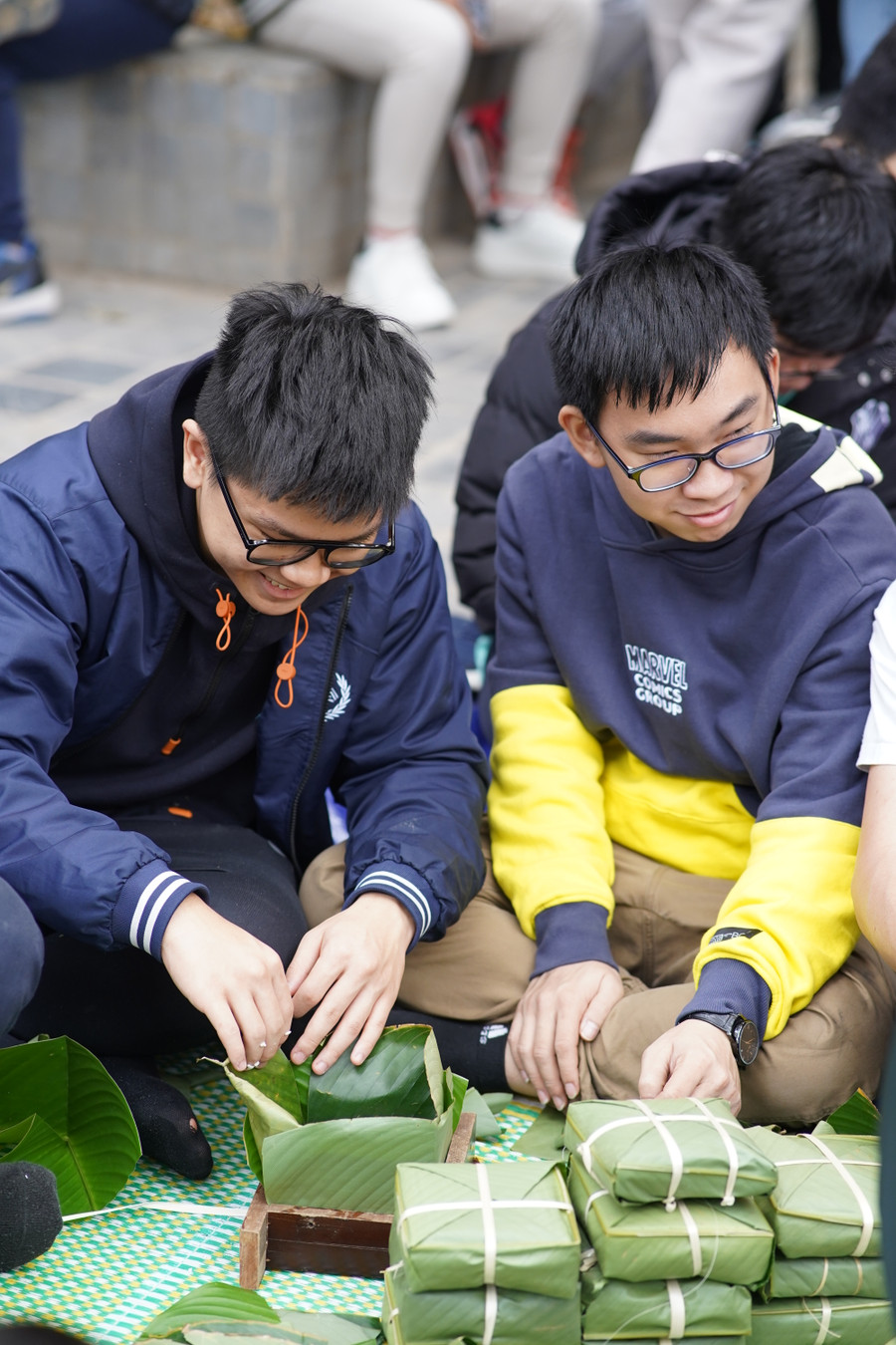 Học sinh được tham gia các khâu làm bánh chưng ngay tại sân trường.