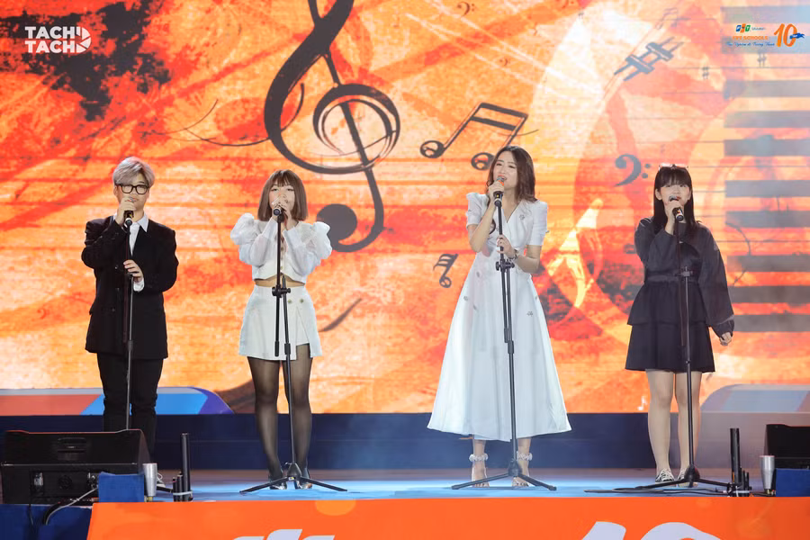 Cựu học sinh đã mang đến chương trình những món quà tinh thần thông giúp không khí sự kiện thêm ấm áp và sôi động.