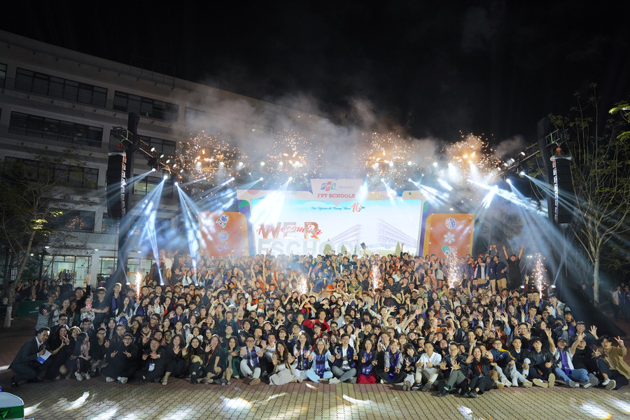 Tập thể hơn 1000 học sinh, cựu học sinh hội tụ trong chương trình Homecoming. Tập thể hơn 1000 học sinh, cựu học sinh hội tụ trong chương trình Homecoming.