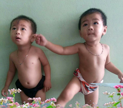 Tất cả họ sống chung dưới một mái nhà. Tuy sinh đôi, nhưng giữa các cặp vợ chồng vẫn có điểm khác nhau, nên trong cuộc sống hàng ngày không hề xảy ra việc nhầm lẫn, ngay cả bố chồng cũng không nhầm các con. Chỉ có một số người hàng xóm nhầm khi nhìn họ từ phía sau. Cô vợ trẻ cho biết thấy may mắn khi có được mối duyên này. Giờ đây Huyền và em gái Trân được làm dâu cùng một nhà, mọi việc hai chị em bảo ban nhau cùng làm và mỗi lúc học được kinh nghiệm chăm con gì hay đều chia sẻ cho nhau. Đi làm dâu mà rất vui. Mình không tưởng tượng nổi nếu có ngày nào đó các cặp tách ra sống riêng, Huyền nói thêm. Diễm Kỳ chia sẻ, hai anh em vẫn làm cho trại tôm giống. Thu nhập ổn định và cuộc sống không phải lo lắng nhiều. Họ chỉ mong một cuộc sống bình yêu như hiện tại. Các cặp vợ chồng chưa có ý định sinh con thứ hai. Ông Tính (53 tuổi), bố của hai chú rể cho biết, vợ mất sớm, ông ở vậy nuôi hai con trai. Các con ông được giới thiệu với hai cô con dâu từ lâu nhưng do công việc bận rộn nên chưa có thời gian gặp gỡ. Mãi cho đến khi ông gặp hai con dâu thì thấy quý các con nên đã chủ động xúc tiến cho hai đôi trẻ gặp nhau. Giờ đây ông Tính hạnh phúc khi ngày ngày được chơi với hai cháu. Hai thằng bé giống nhau và giống hệt Kỳ và Phong ngày còn nhỏ, ông nói thêm.