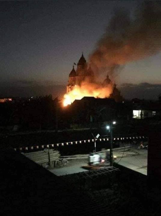 Đứng từ xa có thể dễ dàng thấy khói lửa bao trùm xung quanh khu vực nhà thờ do cháy hang giả đá.