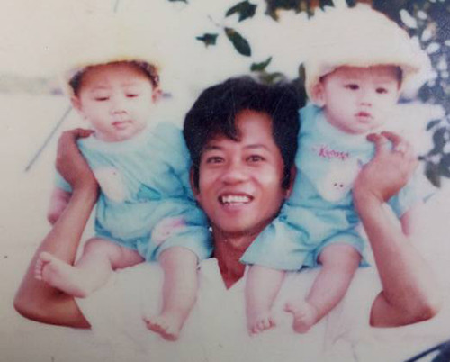 Hai thằng bé giống nhau và giống hệt Kỳ và Phong ngày còn nhỏ, ông nói thêm. Trong ảnh là ông Tính và Kỳ, Phong ngày nhỏ.