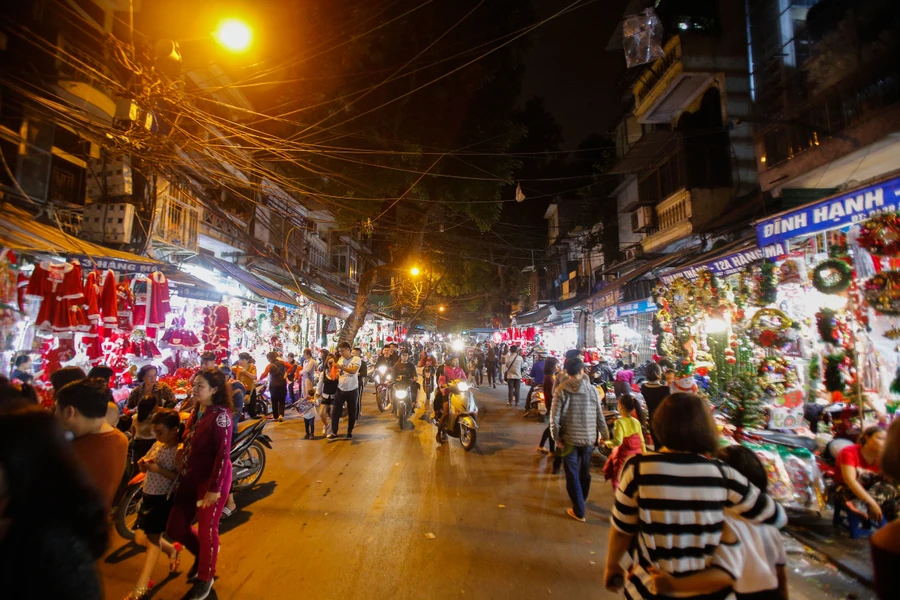 Phố Hàng Mã vào thời điểm 21h, lượng người đến cũng thưa thớt hơn cho dù là dịp cuối tuần.