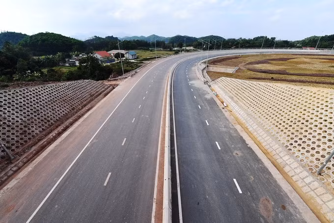 Cận cảnh cao tốc 12.000 tỷ đồng ở Quảng Ninh trước ngày thông xe ảnh 2 Cao tốc 12.000 tỷ đồng ở Quảng Ninh trước ngày thông xe