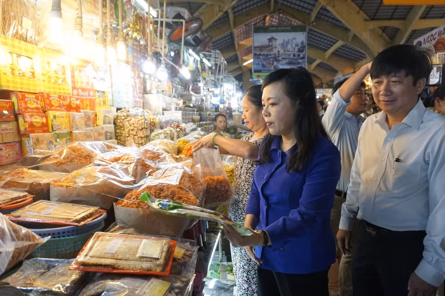 Bộ trưởng Bộ Y tế "vào cuộc" ngăn chặn nguồn thực phẩm kém chất lượng dịp Tết ảnh 1 Chú thích ảnh