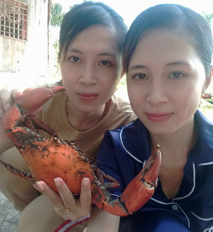 Cô vợ trẻ cho biết thấy may mắn khi có được mối duyên này. Giờ đây Huyền và em gái Trân được làm dâu cùng một nhà, mọi việc hai chị em bảo ban nhau cùng làm và mỗi lúc học được kinh nghiệm chăm con gì hay đều chia sẻ cho nhau. Đi làm dâu mà rất vui. Mình không tưởng tượng nổi nếu có ngày nào đó các cặp tách ra sống riêng, Huyền nói thêm.