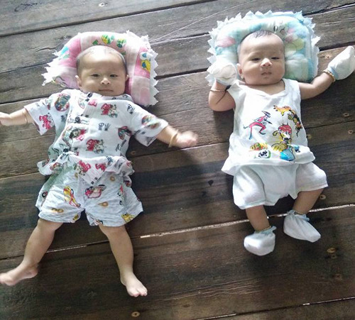 Sự thú vị này khiến mỗi lúc ra ngoài họ như trở thành ngôi sao được nhiều người nhín ngó. Một số thậm chí chạy lại hỏi về quan hệ giữa họ. Ai cũng nói sao giống nhau dữ vậy. Mình cũng thành thực chia sẻ, mình với em gái là sinh đôi. Chồng của mình và chồng của em gái mình cũng sinh đôi nữa, nên hai bé như cùng một khuôn ra. Có người cứ há miệng ngạc nhiên, có người lại đăm chiêu nghĩ mãi mới ra quan hệ nhà mình, Huyền kể.