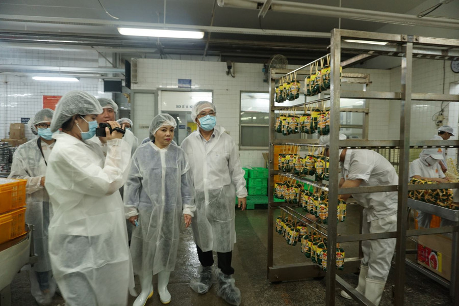 Bộ trưởng Bộ Y tế "vào cuộc" ngăn chặn nguồn thực phẩm kém chất lượng dịp Tết ảnh 2 Chú thích ảnh