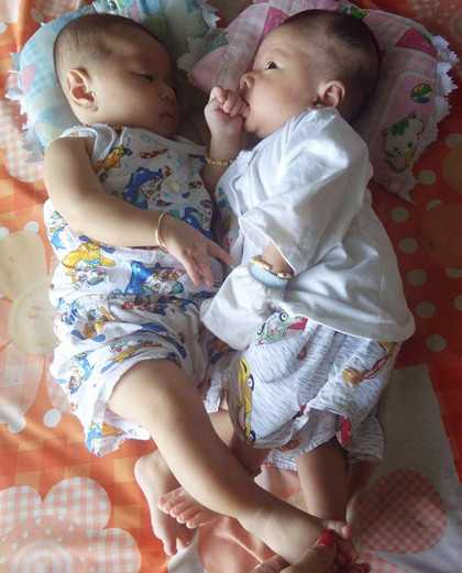 Hai cậu bé nay đã hơn một tuổi và chỉ hơn kém nhau vài gram nên hầu như không có sự khác biệt. Cách nhau gần 3 tháng, song hiện tại hai bé có mức cân nặng, chiều cao gần như nhau. Gương mặt bé sinh sau tròn hơn bé sinh trước một chút nhưng về cơ bản các nét trên mặt thì giống hệt nhau, nên ai cũng bảo sinh đôi cả, Ngọc Huyền, 20 tuổi cho biết.