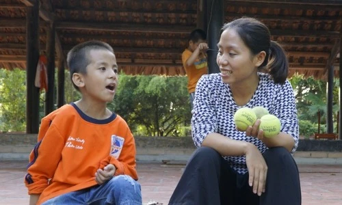 Cô giáo dạy trẻ tự kỷ Kim Dung: Thầy là người cha, nơi dạy học là nhà