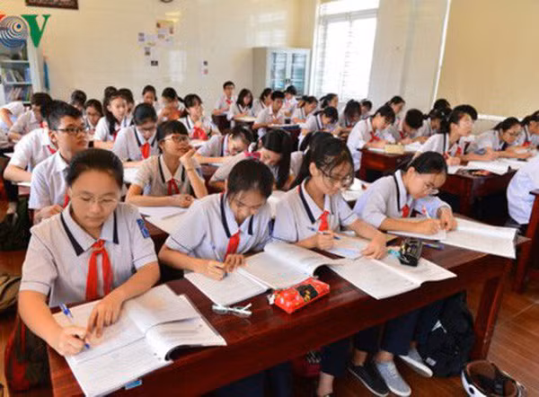 Hớn hở khoe các môn phụ đạt điểm 9,10 mẹ "phán" 1 câu khiến con tiu nghỉu