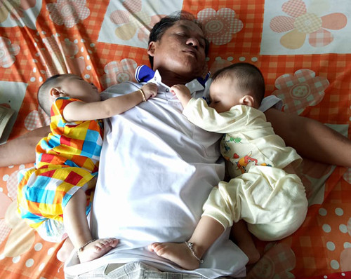 Ông Tính (53 tuổi), bố của hai chú rể cho biết, vợ mất sớm, ông ở vậy nuôi hai con trai. Các con ông được giới thiệu với hai cô con dâu từ lâu nhưng do công việc bận rộn nên chưa có thời gian gặp gỡ. Mãi cho đến khi ông gặp hai con dâu thì thấy quý các con nên đã chủ động xúc tiến cho hai đôi trẻ gặp nhau. Giờ đây ông Tính hạnh phúc khi ngày ngày được chơi với hai cháu.