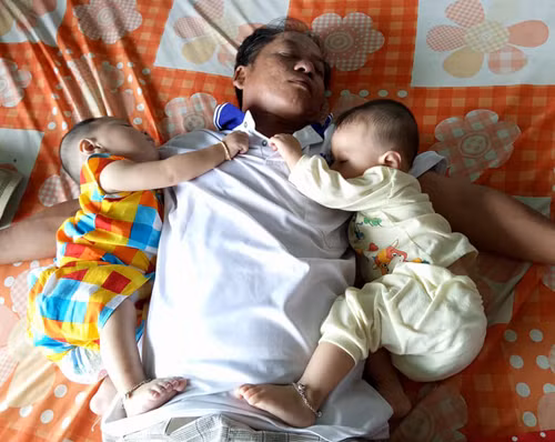 Ông Tính (53 tuổi), bố của hai chú rể cho biết, vợ mất sớm, ông ở vậy nuôi hai con trai. Các con ông được giới thiệu với hai cô con dâu từ lâu nhưng do công việc bận rộn nên chưa có thời gian gặp gỡ. Mãi cho đến khi ông gặp hai con dâu thì thấy quý các con nên đã chủ động xúc tiến cho hai đôi trẻ gặp nhau. Giờ đây ông Tính hạnh phúc khi ngày ngày được chơi với hai cháu.