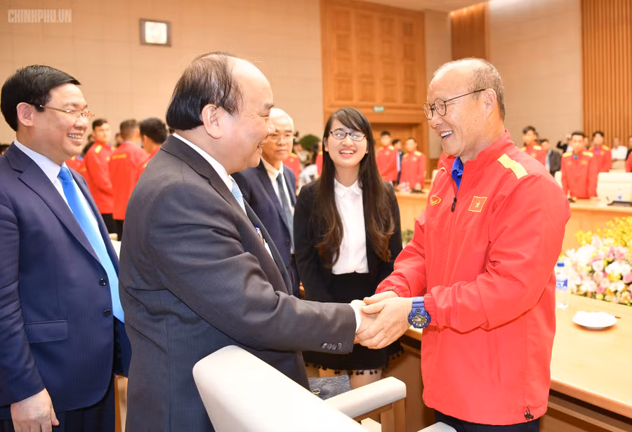 Thủ tướng chúc mừng HLV trưởng Đội tuyển Việt Nam Park Hang-seo và các tuyển thủ tại buổi gặp mặt