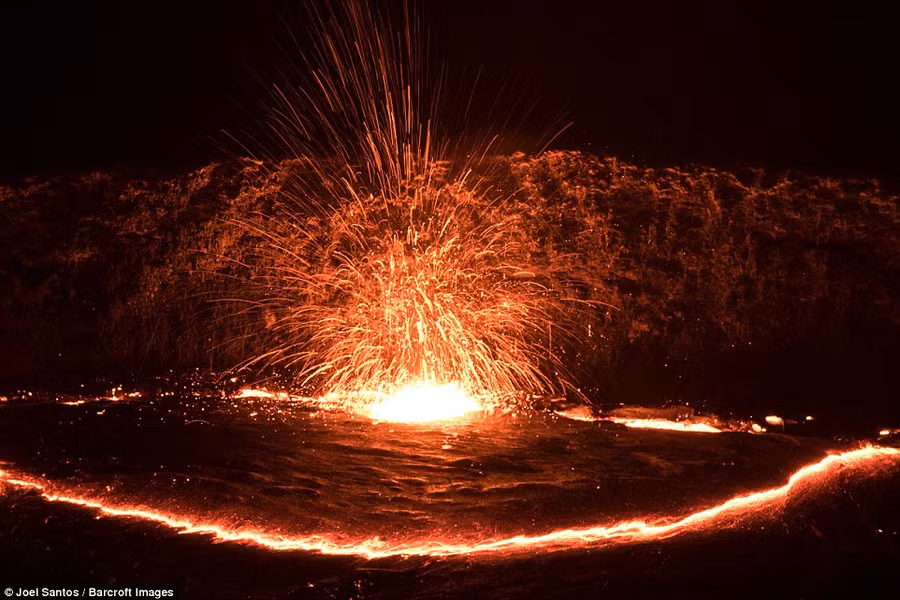 Cận cảnh “cánh cửa địa ngục” đáng sợ nhất thế giới không ai dám lại gần ảnh 2