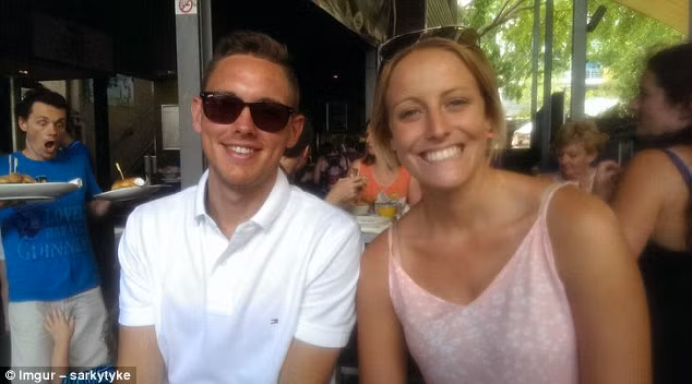 Gương mặt hoảng hốt của nhân viên phục vụ phía sau thậm chí còn được chú ý hơn cả so với hai nhân vật chính.