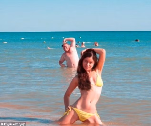 Dường như nhân vật “phá bĩnh” phía sau được chú ý hơn cả.