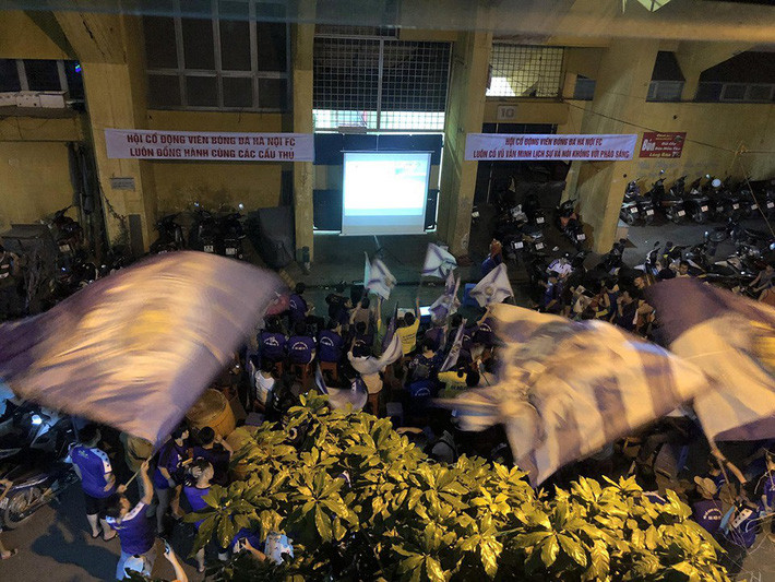 Các CĐV Hà Nội FC bên ngoài sân. Các CĐV Hà Nội FC bên ngoài sân.