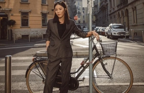 Những bộ suit nam tính, mạnh mẽ cũng là kiểu đồ yêu thích của fashionista Hong Kong. 