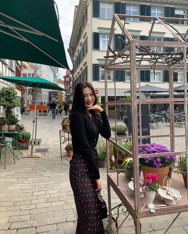 Mấy nàng thích mặc đẹp sao có thể làm ngơ trước 12 cách diện chân váy xinh "mê ly rụng rốn" này của sao Hàn? - Ảnh 8. Mấy nàng thích mặc đẹp sao có thể làm ngơ trước 12 cách diện chân váy xinh "mê ly rụng rốn" này của sao Hàn? - Ảnh 8.