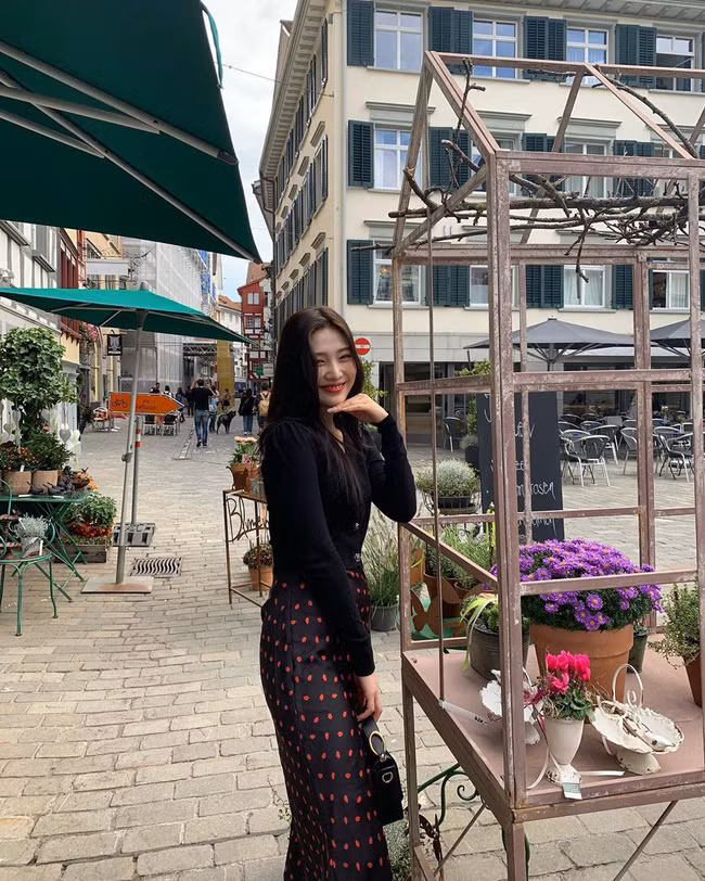 Mấy nàng thích mặc đẹp sao có thể làm ngơ trước 12 cách diện chân váy xinh "mê ly rụng rốn" này của sao Hàn? - Ảnh 8.