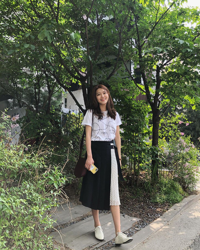 Mấy nàng thích mặc đẹp sao có thể làm ngơ trước 12 cách diện chân váy xinh "mê ly rụng rốn" này của sao Hàn? - Ảnh 2. Mấy nàng thích mặc đẹp sao có thể làm ngơ trước 12 cách diện chân váy xinh "mê ly rụng rốn" này của sao Hàn? - Ảnh 2.