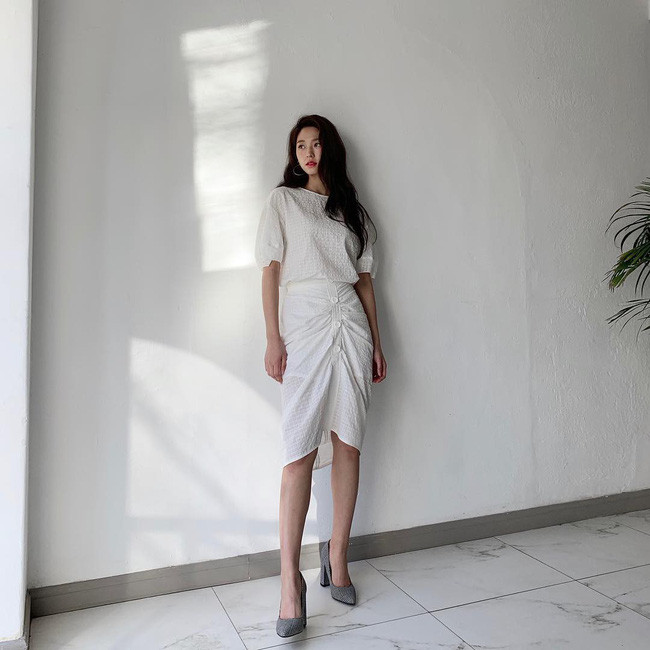 Mấy nàng thích mặc đẹp sao có thể làm ngơ trước 12 cách diện chân váy xinh "mê ly rụng rốn" này của sao Hàn? - Ảnh 11. Mấy nàng thích mặc đẹp sao có thể làm ngơ trước 12 cách diện chân váy xinh "mê ly rụng rốn" này của sao Hàn? - Ảnh 11.