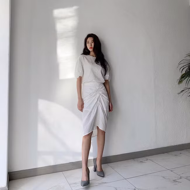 Mấy nàng thích mặc đẹp sao có thể làm ngơ trước 12 cách diện chân váy xinh "mê ly rụng rốn" này của sao Hàn? - Ảnh 11.