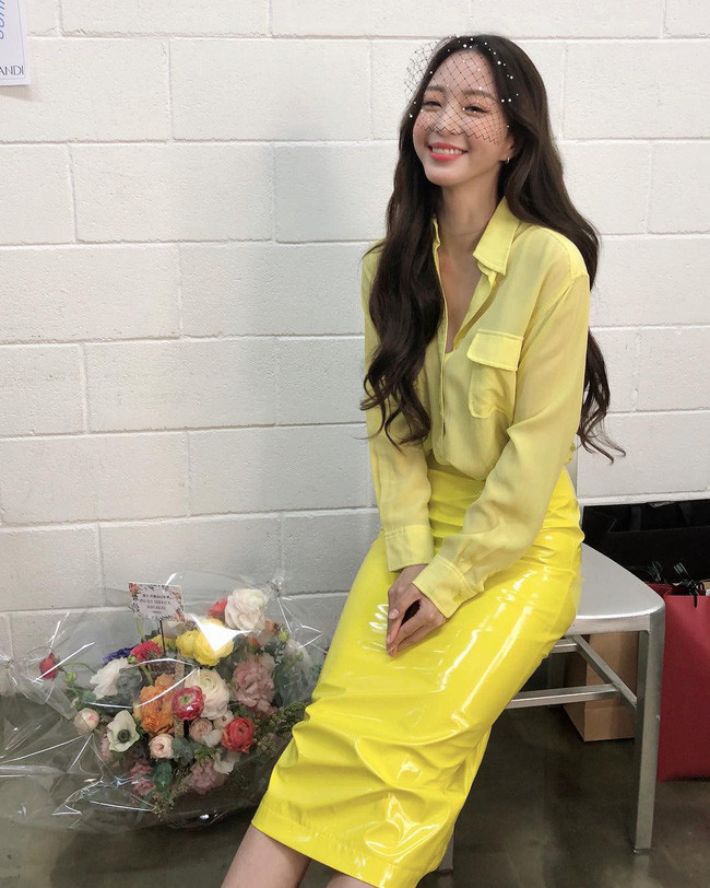 Mấy nàng thích mặc đẹp sao có thể làm ngơ trước 12 cách diện chân váy xinh "mê ly rụng rốn" này của sao Hàn? - Ảnh 10. Mấy nàng thích mặc đẹp sao có thể làm ngơ trước 12 cách diện chân váy xinh "mê ly rụng rốn" này của sao Hàn? - Ảnh 10.