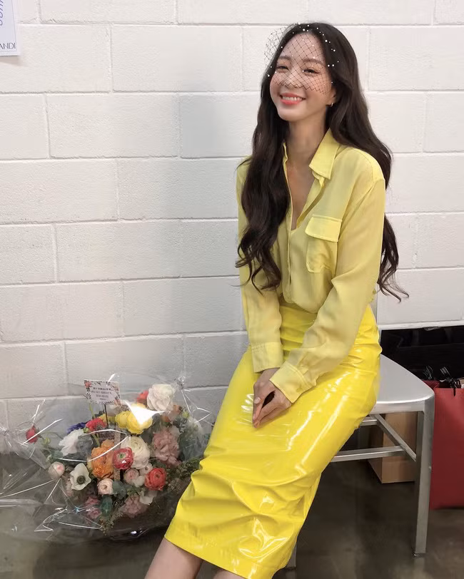 Mấy nàng thích mặc đẹp sao có thể làm ngơ trước 12 cách diện chân váy xinh "mê ly rụng rốn" này của sao Hàn? - Ảnh 10.