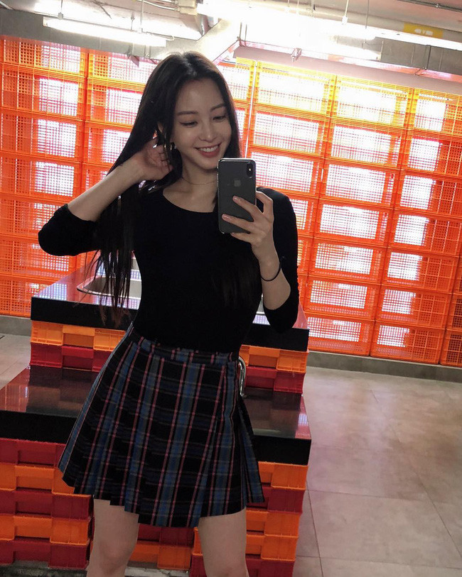 Mấy nàng thích mặc đẹp sao có thể làm ngơ trước 12 cách diện chân váy xinh "mê ly rụng rốn" này của sao Hàn? - Ảnh 9. Mấy nàng thích mặc đẹp sao có thể làm ngơ trước 12 cách diện chân váy xinh "mê ly rụng rốn" này của sao Hàn? - Ảnh 9.