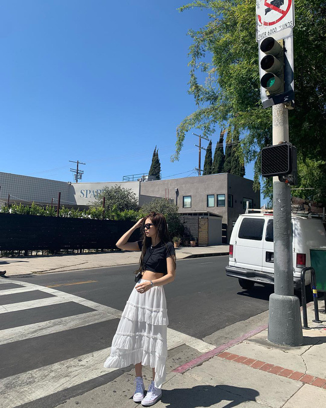 Mấy nàng thích mặc đẹp sao có thể làm ngơ trước 12 cách diện chân váy xinh "mê ly rụng rốn" này của sao Hàn? - Ảnh 1. Mấy nàng thích mặc đẹp sao có thể làm ngơ trước 12 cách diện chân váy xinh "mê ly rụng rốn" này của sao Hàn? - Ảnh 1.