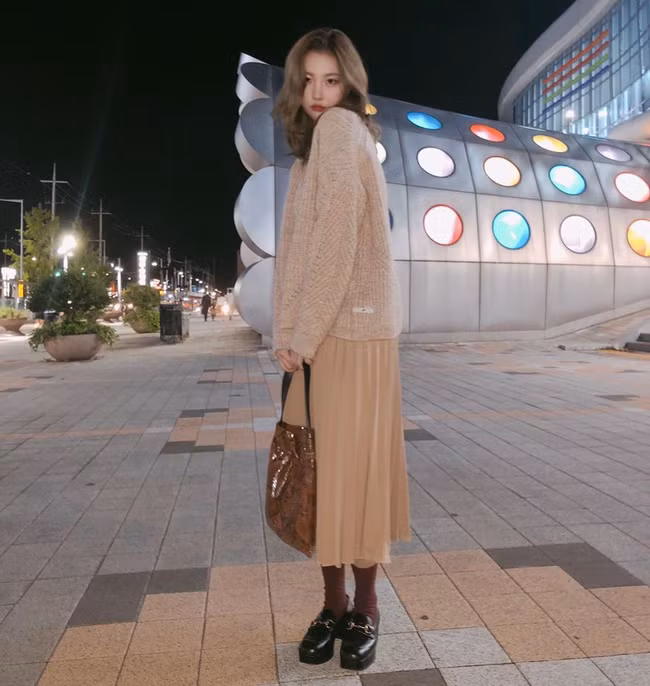 Mấy nàng thích mặc đẹp sao có thể làm ngơ trước 12 cách diện chân váy xinh "mê ly rụng rốn" này của sao Hàn? - Ảnh 12.