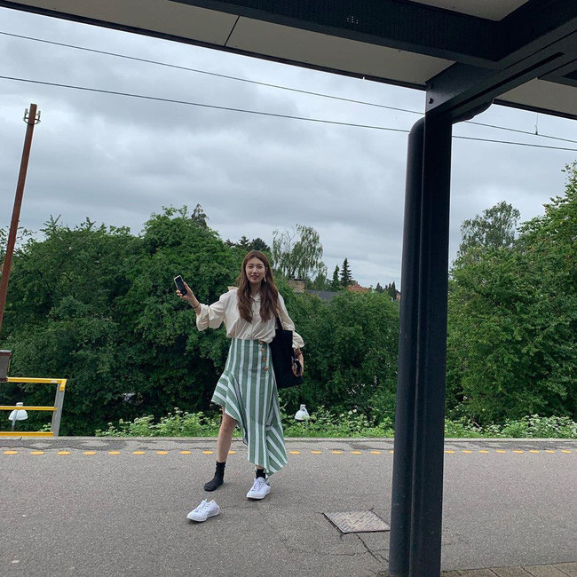 Mấy nàng thích mặc đẹp sao có thể làm ngơ trước 12 cách diện chân váy xinh "mê ly rụng rốn" này của sao Hàn? - Ảnh 3. Mấy nàng thích mặc đẹp sao có thể làm ngơ trước 12 cách diện chân váy xinh "mê ly rụng rốn" này của sao Hàn? - Ảnh 3.