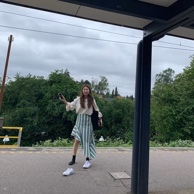 Mấy nàng thích mặc đẹp sao có thể làm ngơ trước 12 cách diện chân váy xinh "mê ly rụng rốn" này của sao Hàn? - Ảnh 3.