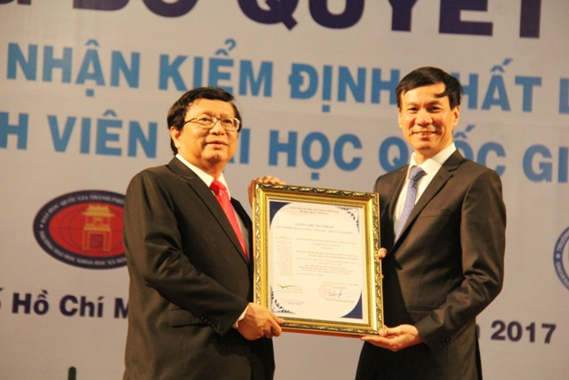 GS Nguyễn Quý Thanh trao giấy chứng nhận cho PGS.TS Võ Văn Sen - Hiệu trưởng Trường ĐH KHXH&NV TPHCM GS Nguyễn Quý Thanh trao giấy chứng nhận cho PGS.TS Võ Văn Sen - Hiệu trưởng Trường ĐH KHXH&NV TPHCM
