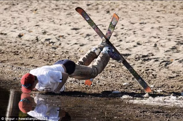 Nhiếp ảnh gia nhanh tay tóm gọn khoảnh khắc trước khi du khách tiếp đất xuống bùn bằng mặt.