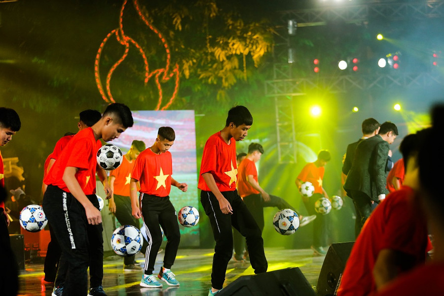 Những cầu thủ U13 và U19 đã xác lập kỷ lục nhiều người tâng bóng nhất trên sân khấu, đây cũng là món quà thay lời chúc đến tất cả các CĐV đã luôn ủng hộ bóng đá Việt Nam.