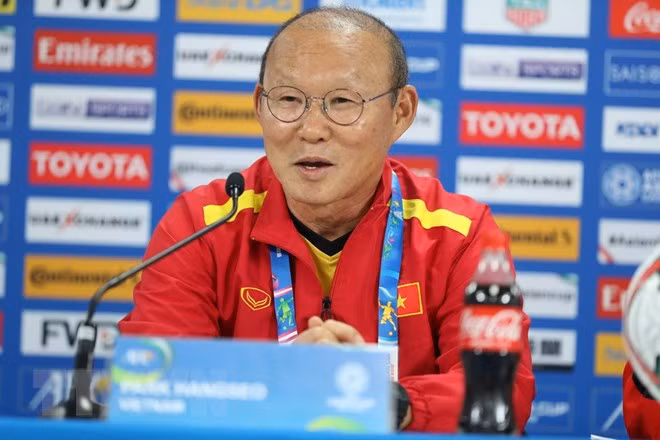 HLV Park Hang Seo phát biểu trước trận đấu gặp đội tuyển Iraq. (Ảnh: Hoàng Linh/TTXVN).