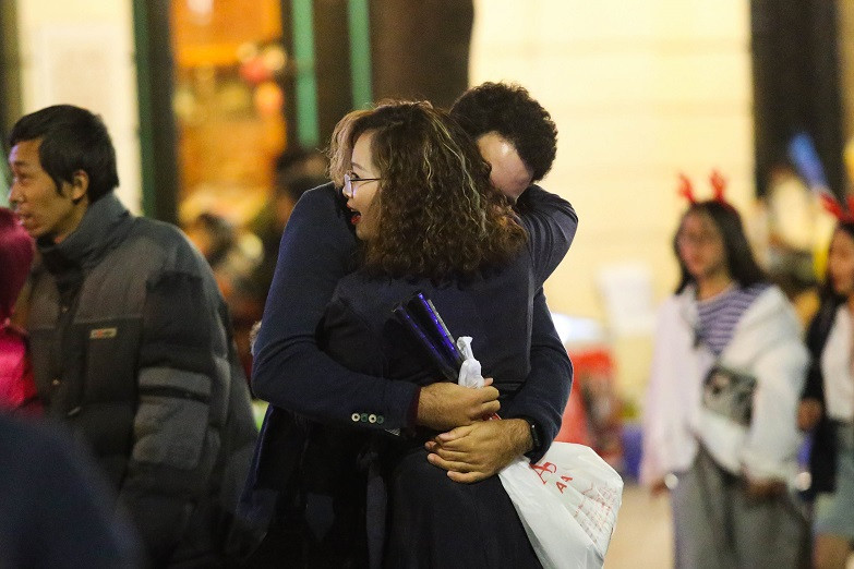 Nhiều cặp đôi không giấu được tình cảm của hình khi cùng nhau chải qua giờ khắc thiêng liêng.