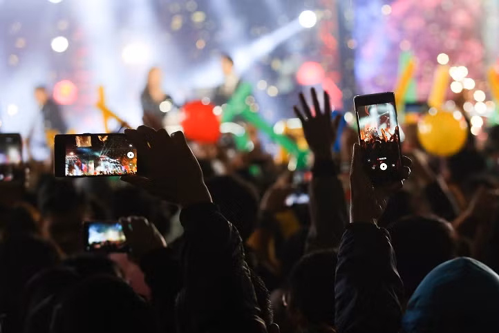 Nhiều bạn trẻ đã không quên lưu lại những khoảnh khắc Giao thừa bằng chính chiếc điện thoại của mình. Nhiều bạn trẻ đã không quên lưu lại những khoảnh khắc Giao thừa bằng chính chiếc điện thoại của mình.