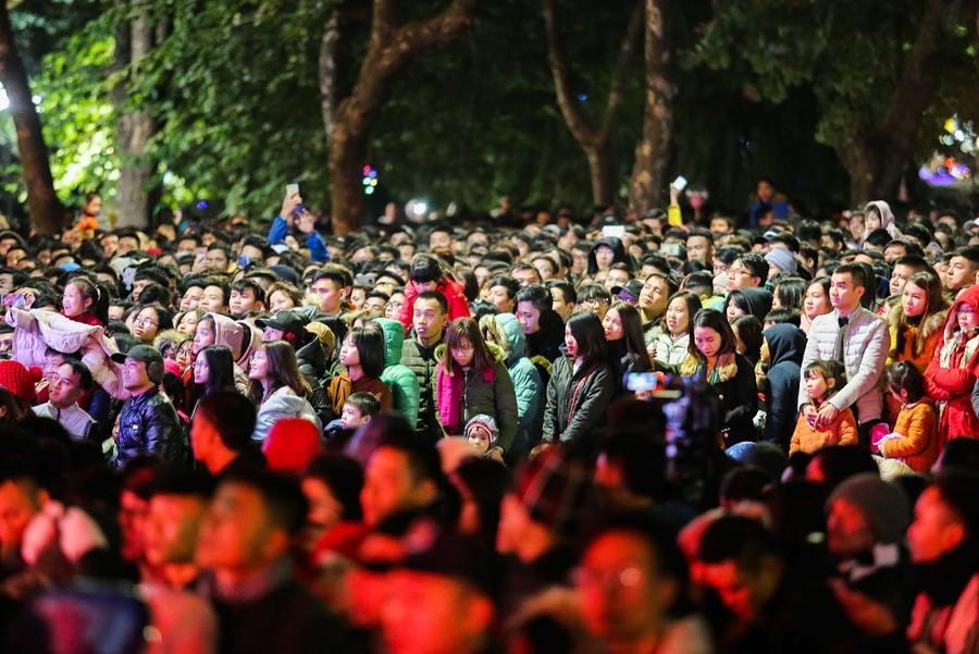 Giờ phút Giao thừa, bắt đầu năm mới 2019. Lúc này, không khí rộn ràng, sôi động đã bao phủ khắp các nẻo đường trên toàn quốc.