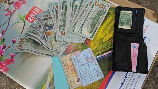 Một hành khách bỏ quên 3.000 USD trên tàu hỏa ngày cuối năm